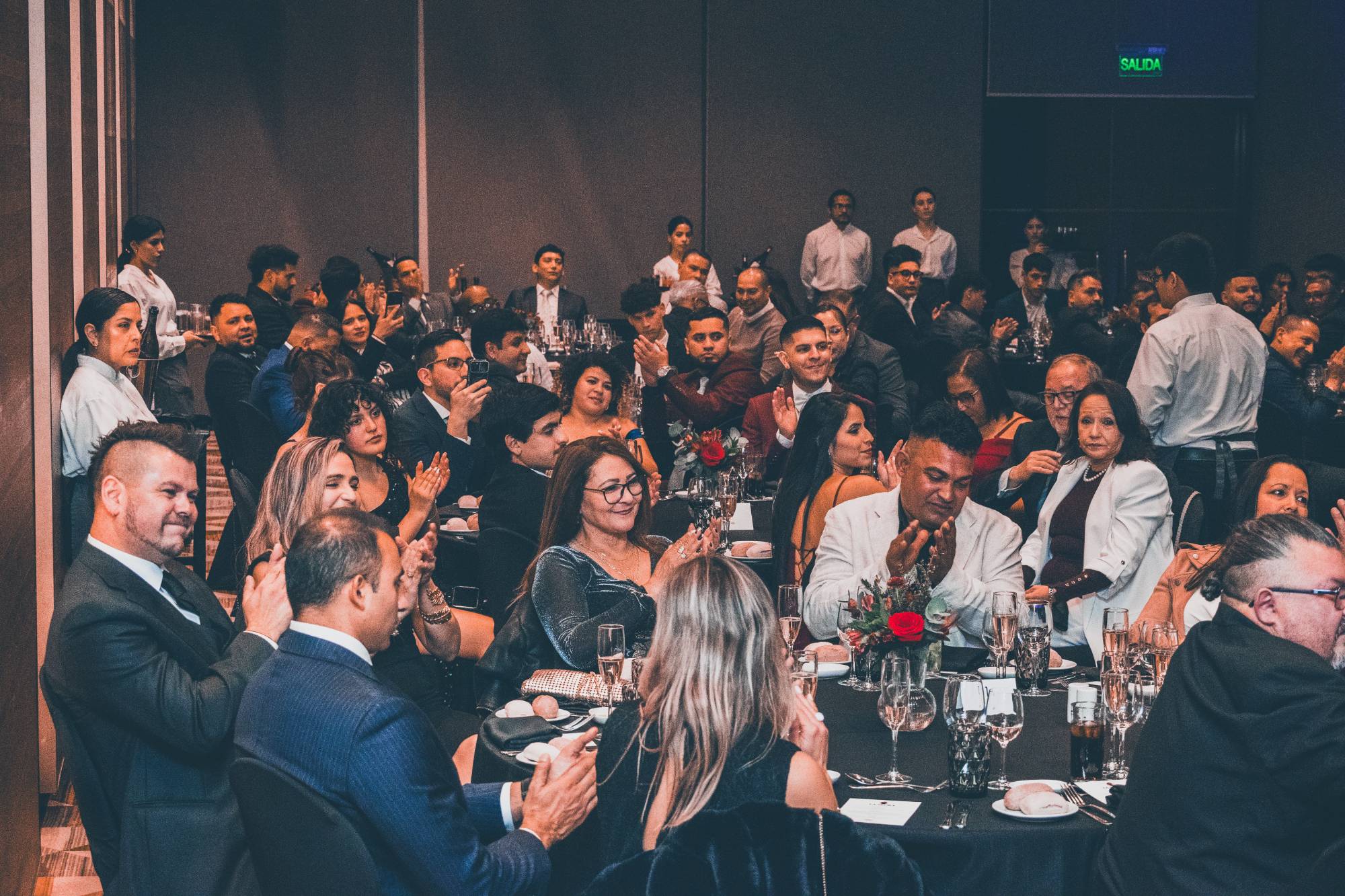 Invitados en una cena de gala